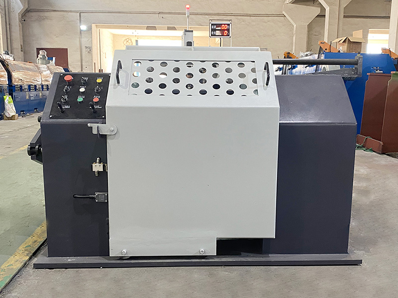 스풀 테이크업 기계는 재료 두께나 밀도의 변화를 어떻게 처리하며 그에 따라 감기 장력을 조정할 수 있는 유연성을 갖추고 있습니까?